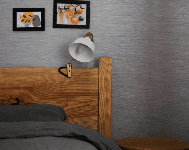revêtement mural gris dans une chambre