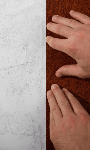 mains en tain de poser un revetement mural marron