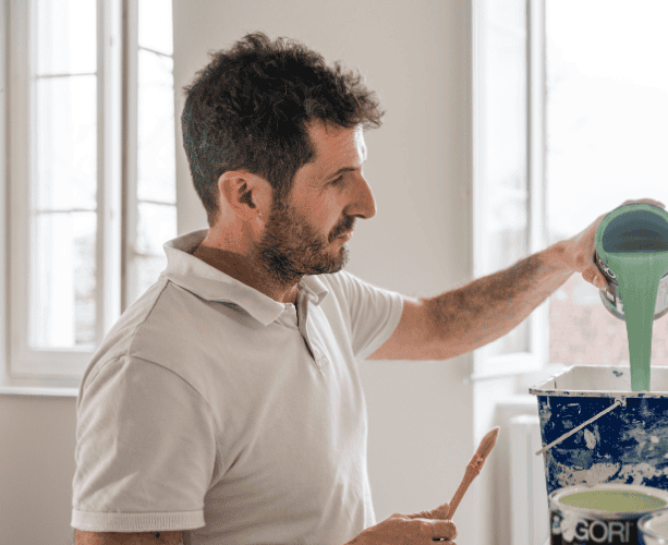 Guillaume lassalle réalise la peinture extérieure d'une maison à Hagetmau